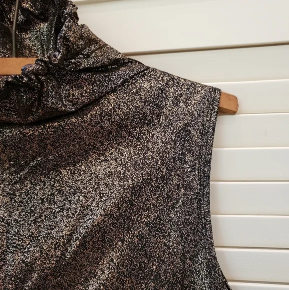 ⭐FABLETICS | Liora Metallic Athletic Ripstop Cowl Neck Kangaroo Pocket Vest - Picture 14 of 16